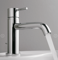 Robinet élégant italien 100% fabriqué en Italie, design moderne, haute qualité, en laiton, monotrou, monocommande, finition brossée, en acier inoxydable pour montage sur plan.
