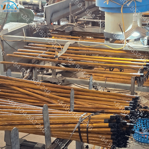 Escoba de Madera con Acabado de Madera Premium, Accesorios de Limpieza Duraderos y Elegantes para el Hogar y el Jardín - Product Image 1