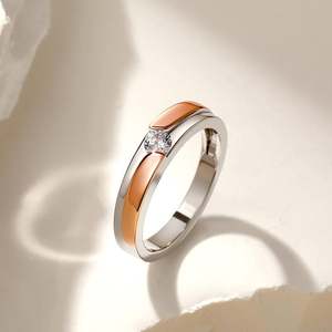 Anillo de Boda para Hombre Jeulia Amore, Dos Tonos, Corte Redondo Curvo, con Diamantes - Product Image 3
