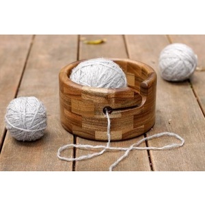 Tazón de hilo de madera hecho a mano para una experiencia de tejido suave - Product Image 5