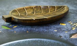 Plateau en bois décoratif en forme de feuille pour servir des collations Fruits Sculpture à la main Cadeaux pour la maison - Product Image 6