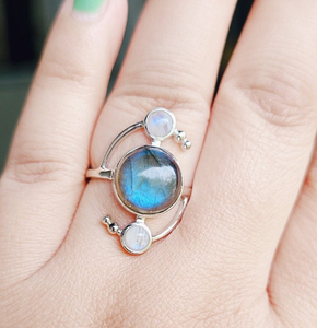 Impresionante hecho a mano plata Laborite Arco Iris piedra lunar anillo azul cielo y blanco forma redonda 10mm bisel conjunto joyería regalo de aniversario - Product Image 1