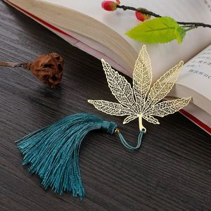 Marcapáginas de metal con acabado dorado, perfecto para niños y adultos que aman los artículos divertidos y artísticos - Product Image 5