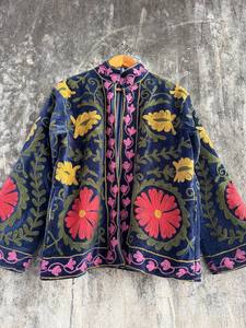 Chaqueta de terciopelo de diseñador con adornos Suzani – Abrigo de mujer bohemio de lujo bordado a mano y colorido - Product Image 5