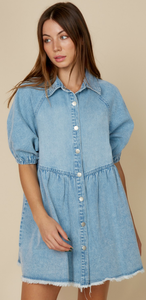 Vestido de mezclilla con cuello y mangas abullonadas Diseñado con botones funcionales hasta el final y ajuste relajado - Product Image 2