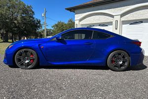 Lexus RC F 2017 Usado, 19900 Millas, 1 Dueño, Motor V8, Paquete Premium, Color Azul Mica Ultrasónico - Product Image 2