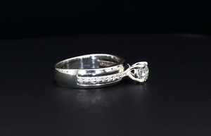 Anillo de compromiso de diamantes cultivados en laboratorio de oro blanco de 14 quilates Solitario de 0,50 quilates Ajuste de 4 puntas 0,40 Ct Pave Accent Diamantes Aniversarios - Product Image 3