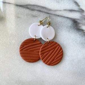 Elegantes pendientes de resina tallados a mano en tonos Pantone con estampados de animales y detalles en purpurina joyería de moda para mujer - Product Image 3