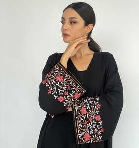 Abaya en soie noire anti-rides avec broderie multicolore pour adultes - Vêtement de prière - Product Image 4