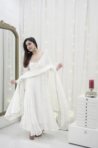 Belle robe de créateur Anarkali avec tissu fausse Georgette et crêpe Dupatta Hand Work Pent Detail pour les occasions de fête - Product Image 3