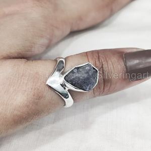 Exportación de joyería de piedra en bruto anillo de mujer tanzanita Natural piedra preciosa cruda diciembre piedra natal corona V anillo 925 anillo de plata esterlina - Product Image 4