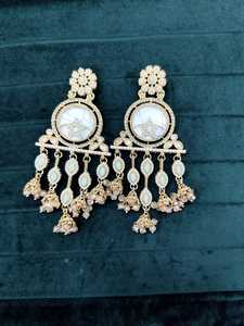 Boucles d'oreilles vintage en or de vente chaude pour femmes boucles d'oreilles occidentales affichage de boucles d'oreilles de style vintage élégant - Product Image 3