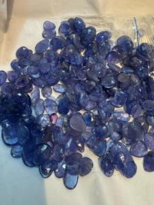 Piedras preciosas sueltas facetadas de tanzanita natural de un lado Calidad comercial disponible en corte de corazón de pera ovalada azul para la fabricación de joyas - Product Image 5