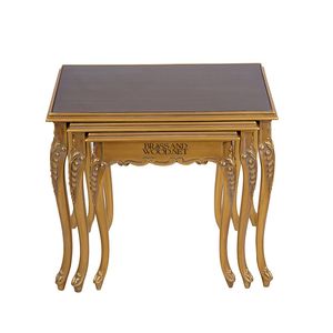 Ensemble de tables gigognes classiques en or avec dessus brillants foncés et pieds courbes élégamment sculptés à la main pour une décoration intérieure de luxe - Product Image 5