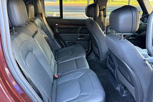 2025 Land Rover Defender 110 P400 Édition Sedona 395 ch 6 cylindres Transmission automatique AWD - Product Image 4