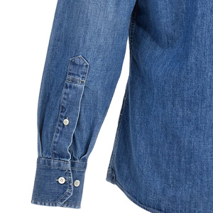 Camisa vaquera resistente para hombre hecha con tela cómoda y acabado de puntada limpia - Product Image 4