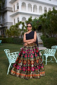 Lehenga Choli de Seda Banarasi de Diseñador con Trabajo de Tejido, Moda Femenina, Fabricante de Surat a la Tarifa Más Baja - Product Image 2