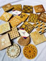 Posavasos de madera de acacia con incrustaciones de concha de nácar y diseño de loto, artículo nuevo aquí.