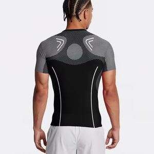 เสื้อแรชการ์ดสำหรับผู้ใหญ่ แบบ unisex แขนครึ่งตัว ผลิตจากวัสดุรักษ์โลก น้ำหนัก 220 กรัม แห้งเร็ว เหมาะสำหรับออกกำลังกายและว่ายน้ำ สามารถปรับแต่งได้ พร้อมลายพิมพ์แบบ sublimation ระบายอากาศได้ดี - Product Image 4