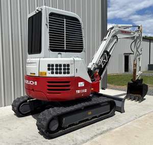 ENVÍO GRATUITO Miniexcavadora TAKEUCHI T138FR 674H, Motor Diésel de 27 HP, Cabina Cerrada con Aire Acondicionado, Aprobado por EPA y CE, Sistema Hidráulico Auxiliar, PLC - Product Image 1