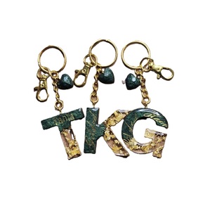 Porte-clés personnalisé en résine avec design rond et nom personnalisé Porte-clés en résine époxy pour accessoires cadeaux et marque - Product Image 2