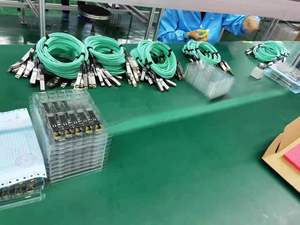 Atacado de Fábrica: Cabos de Fibra Óptica AOC YXFiber QSFP28 para QSFP28 100G OM2/OM3/OM4 de 2m, 4m, 5m, 10m, 15m, 20m para FTTX/Data Center - Product Image 3