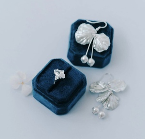 Boîte de fiançailles et de bague de mariage en velours élégant Cadeau de rangement de luxe pour les mariées - Product Image 3