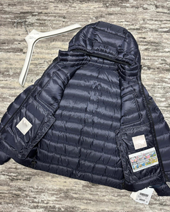 เสื้อโค้ทผ้าซาตินบุสไตล์สตรีทแวร์ขนห่านมีฮู้ดเสื้อคลุมแบบสวมหัวสีน้ำเงินเข้มสำหรับผู้ชาย - Product Image 2