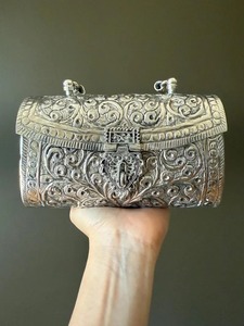 Pochette géométrique élégante en métal argenté avec motif chevron Sac à main de soirée moderne pour fêtes, mariages et événements formels - Product Image 5