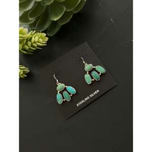 Pendientes Colgantes Geométricos de Turquesa Kingman y Plata de Ley Hechos a Mano por Artesanos Navajo - Product Image 4