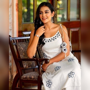 Ensemble kurta de luxe en soie romaine avec des broderies élégantes, des travaux de miroir réels et un dupatta à carreaux kota imprimé numériquement - Product Image 4