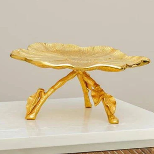 Support à gâteau en métal éco-responsable au design complexe avec détails vintage, base robuste, couleurs et logo personnalisables, vente en gros pour boulangeries et traiteurs - Product Image 4