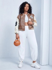 Chaqueta de Cuero Varsity de Invierno para Mujer, Tallas Grandes, Logotipo Personalizado OEM, Forro de Lana, Mangas con Técnicas de Bordado Impreso - Product Image 3