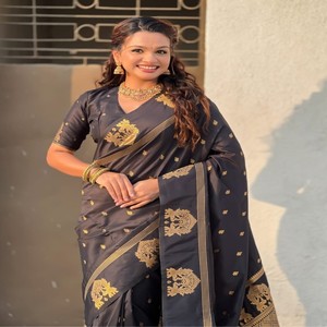 Sari de Seda Suave VASTRA COTTAGE con Diseño Floral Tejido con Zari, Pallu Rico con Borde de Elefante, Traje de Boda Indio con Blusa Combinada - Product Image 1