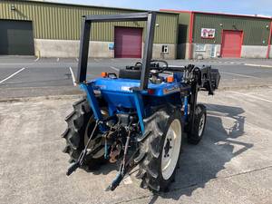 Tracteur compact LANDHOPE TU197F 19HP 4WD + NOUVEAU chargeur frontal |   1.3L 3 cylindres Diesel |   Direction assistée |   9F/3R |   Capacité de levage de 300 kg - Product Image 6