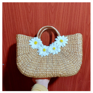 Sac à main en jacinthe d'eau artisanale avec motif de fleurs brodées et doublure intérieure en coton pour pique-nique ou plage du Vietnam - Product Image 4