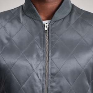 Chaqueta Acolchada de Lujo GLOBAL LEATHER, Estilo Universitario, Exterior de Poliéster Tejido PU, Cierre de Cremallera, Cuello Alto Cortavientos, Bordada, para Hombre - Product Image 5