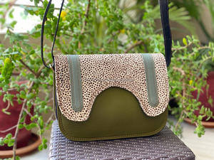 Sac à main en cuir avec fourrure recyclée pour femmes, sac à bandoulière coloré fait à la main - Product Image 2