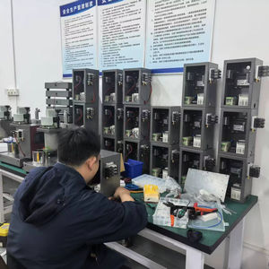 Equipo Compacto de Moldeo a Baja Presión para Pequeños Dispositivos Electrónicos y Sensores que Proporciona una Encapsulación Duradera e Impermeable - Product Image 3