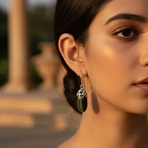 Boucles d'oreilles pendantes en argent 925 pour femme avec placage or 18 carats, ornées de pierres de diamant et de perle - Product Image 1