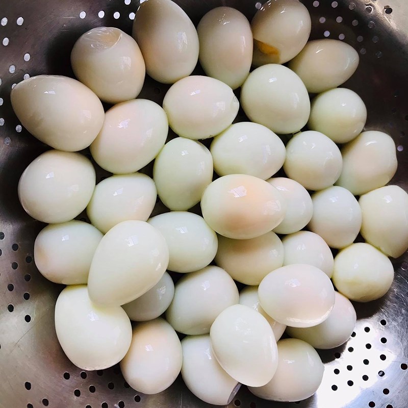 Deliciosos ovos de codorna prontos para comer em latas convenientes.