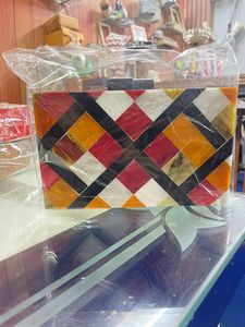 Pochette en résine ornée de motifs personnalisés Sac de soirée de luxe en résine fait à la main Pochette en résine tendance pour revente de boutique par FWE - Product Image 3