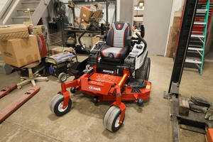 Cortadora de Césped Inalámbrica Exmark RZS691GKA523A3 2025 con Función de Autopropulsión, Motor de 4 Tiempos, Altura de Corte de 1000 mm, Recogida de Césped - Product Image 2