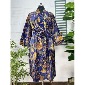 เสื้อคลุมกำมะหยี่หรูหราสำหรับทุกเพศ แบบกิโมโน กลับด้านได้ ซับในผ้าไหมนุ่ม ของขวัญฤดูใบไม้ร่วง ดีไซน์หรูหรา ลายอิคัท สีเขียวมาลิบู สีฟ้าอมเขียว - Product Image 3