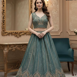 Lehenga Choli de Terciopelo Gadhwal Pesado de Diseñador para Bodas, Bordado de Pavo Real, Bordado Dori, Trabajo con Lentejuelas, Trabajo con Diamantes de Circonio - Product Image 1
