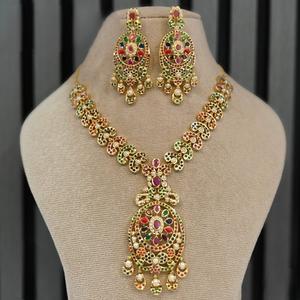 Conjunto de collar Jadau chapado en oro étnico de alta calidad con pendientes para boda y colección de ropa de funciones para mujeres y niñas - Product Image 1