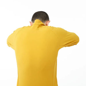 Chaqueta deportiva ligera y transpirable para jugadores de fútbol hecha de material de secado rápido que ofrece comodidad y movilidad durante el juego - Product Image 3