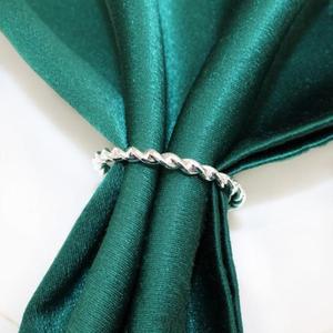 Ronds de serviette contemporains en acier inoxydable avec des motifs élégants et parfaits pour les repas formels et les célébrations des fêtes - Product Image 3