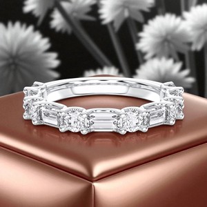 Bague de mariage demi-éternité en or massif avec diamants de laboratoire taille baguette et taille classique, 1,00 carat, pureté E-F/VVS-VS, sertis à griffes - Product Image 6