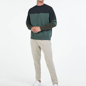 Ensemble de pantalons de survêtement en tissu lisse et à mouvement facile, avec une tenue confortable et une construction durable - Product Image 1